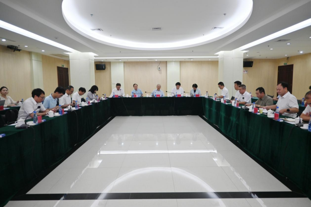 院士论“胶”——海南橡胶2026年柔性引才协同创新中心专题研讨会侧记(图1) 院士论“胶”——海南橡胶2026年柔性引才协同创新中心专题研讨会侧记(图1)