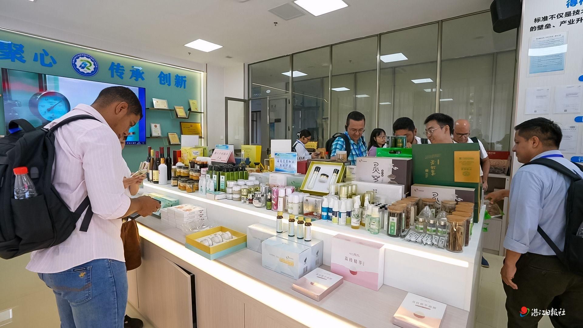12国学员在中国热带农业科学院加工所研学(图2) 12国学员在中国热带农业科学院加工所研学(图2)