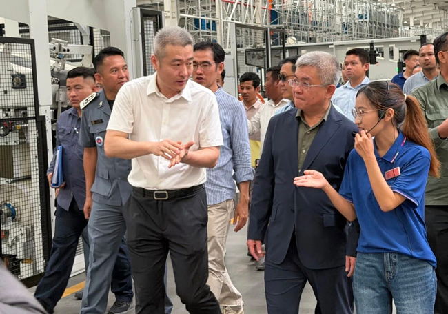 谢无敌视察正道轮胎柬埔寨项目(图2) 谢无敌视察正道轮胎柬埔寨项目(图2)