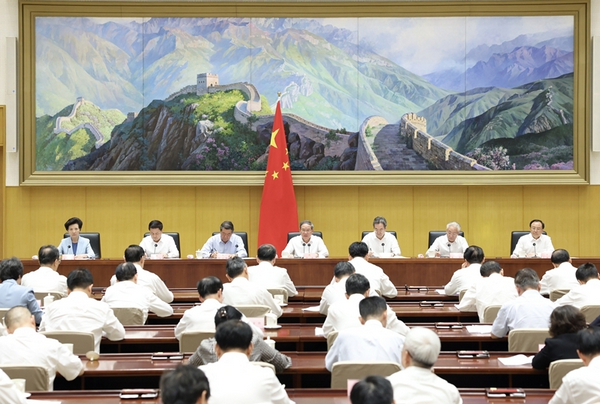 李强主持召开国务院第十二次全体会议强调 深入贯彻落实党中央决策部署 努力完成全年经济社会发展目标任务(图1)
